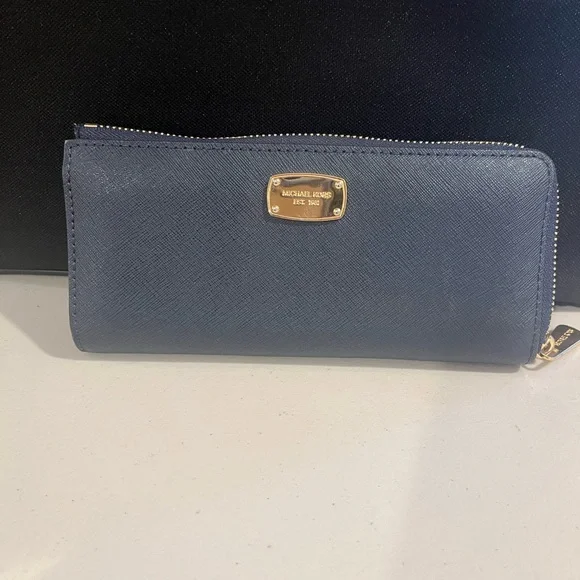 Michael Kors wallet - Picture 1 of 3